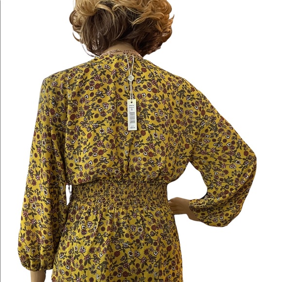 Max Studio blouse with tie at waist. Stretch in the back waist area. - Picture 2 of 3